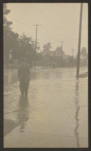 [Jongen staat in ondergelopen straat]. door Louis Fleckenstein