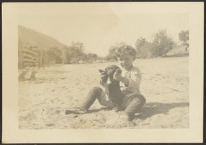 [Jongen en hond op het strand]