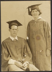 [Jongen en meisje met pet en toga]. door Louis Fleckenstein
