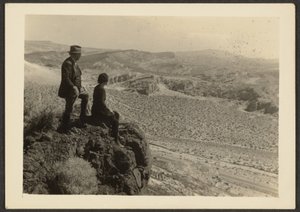 [Koppel in Woestijnlandschap].