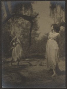 [Dansers in de tuin].