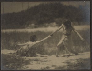 [Dansers in de tuin].