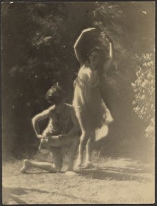 [Dansers in de tuin].