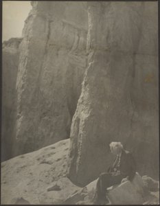 [Bejaarde man in rotsachtig landschap]. door Louis Fleckenstein