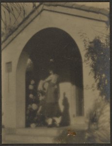 [Vrouwelijke danseres voor het huis]. door Louis Fleckenstein