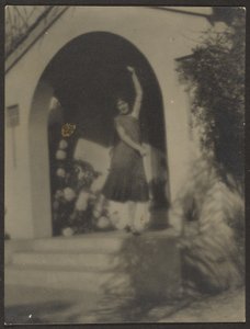 [Vrouwelijke danseres voor het huis].