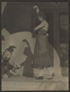 [Vrouwelijke danseres voor het huis].