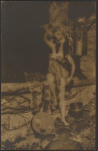 [Danseres met Yueqin]. door Louis Fleckenstein