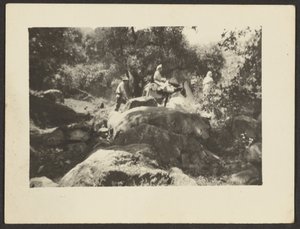 [Figuren die door het landschap lopen].
