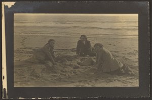 [Figuren zitten op het strand].