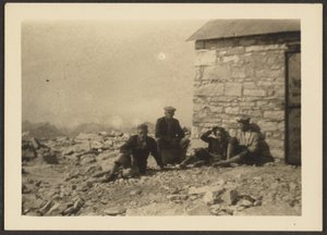 [Cijfers en stenen gebouw]. door Louis Fleckenstein