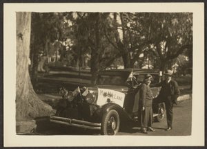 [Figuren bij een auto met vlaggen]. door Louis Fleckenstein