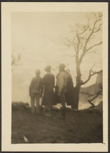 [Figuren in schaduw met boom]. door Louis Fleckenstein