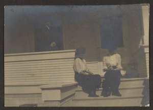 [Figuren op een veranda].