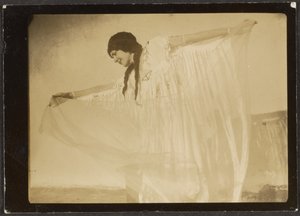 [Florence danst in Indiaans kostuum].