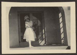[Florence danst op veranda].