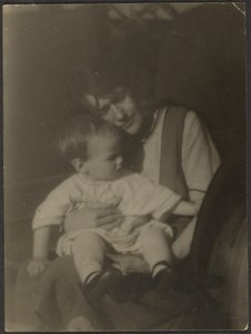 [Florence houdt baby vast]