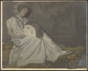 [Florence zittend met grote ventilator].