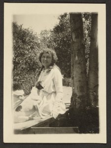 [Florence Zit met Hond]. door Louis Fleckenstein