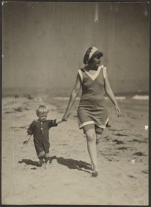 [Florence en kind wandelen op strand].