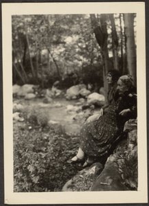 [Florence en Mrs. Fleckenstein bij Forest Stream].