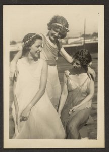 [Florence met vrienden in wazige kostuums]. door Louis Fleckenstein