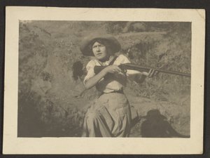 [Florence met pistool]. door Louis Fleckenstein