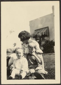 [Florence met twee kinderen op het gazon].