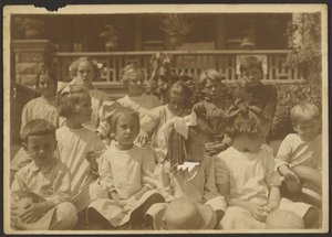 [Groep kinderen voor portiek].