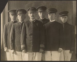 [Groep jonge mannen in uniform voor wandtapijt (cadetten)]. door Louis Fleckenstein