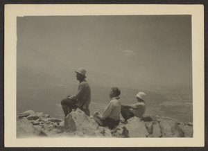 [Wandelaars zittend op rotsen].