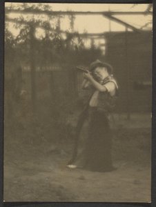 [Jongetje speelt cowboy].