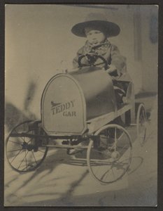 [Jongetje zit in Teddyauto].