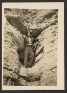 [Man tussen de rotsen].