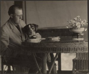 [Man en hond aan tafel]