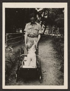 [Man en baby in kinderwagen]. door Louis Fleckenstein
