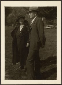 [Man en vrouw staan in het gras]. door Louis Fleckenstein
