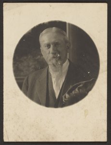 [Man met lange baard]. door Louis Fleckenstein