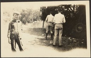 [Mannen buiten met rommel]