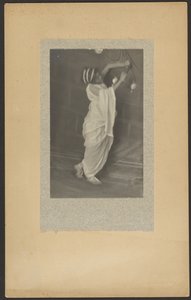 [Model in klassiek kostuum].