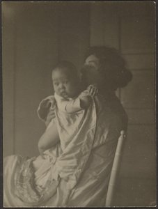 [Moeder die baby in stoel vasthoudt] door Louis Fleckenstein