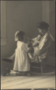 [Moeder in schommelstoel met kinderen] door Louis Fleckenstein