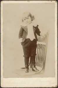 [Portret van kind op stoel]. door Louis Fleckenstein