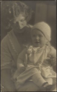 [Portret van moeder met baby op schoot]. door Louis Fleckenstein