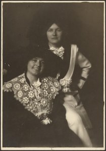 [Portret van twee vrouwen in sierlijke outfits]. door Louis Fleckenstein
