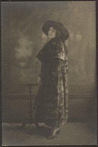[Portret van vrouw in lange jas voor wandtapijt]. door Louis Fleckenstein