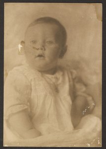[Portret van een baby in een kanten jurkje].