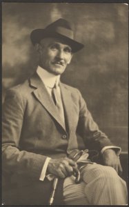 [Portret van een man met stok en handschoenen]. door Louis Fleckenstein