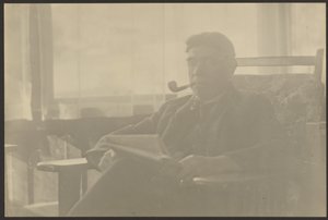 [Portret van een man die een pijp rookt]. door Louis Fleckenstein