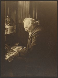 [Portret van een man die achter een bureau werkt].